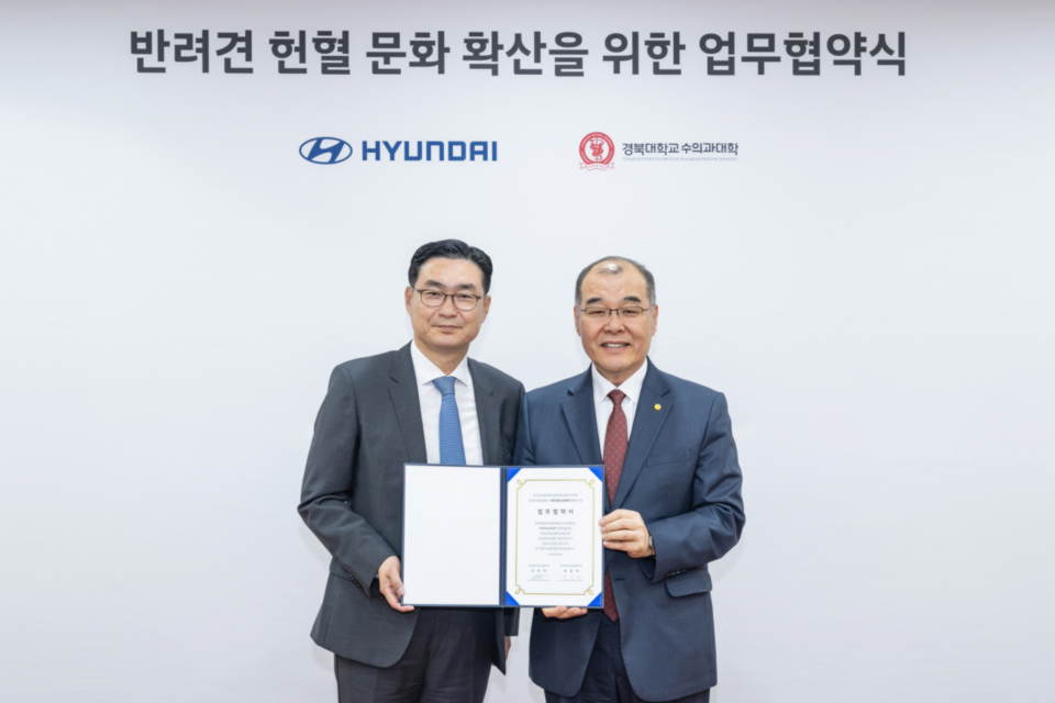 왼쪽부터 현대자동차 국내사업본부장 정유석 부사장, 경북대학교 홍원화 총장이 기념 촬영을 하고 있다. (사진=현대자동차)