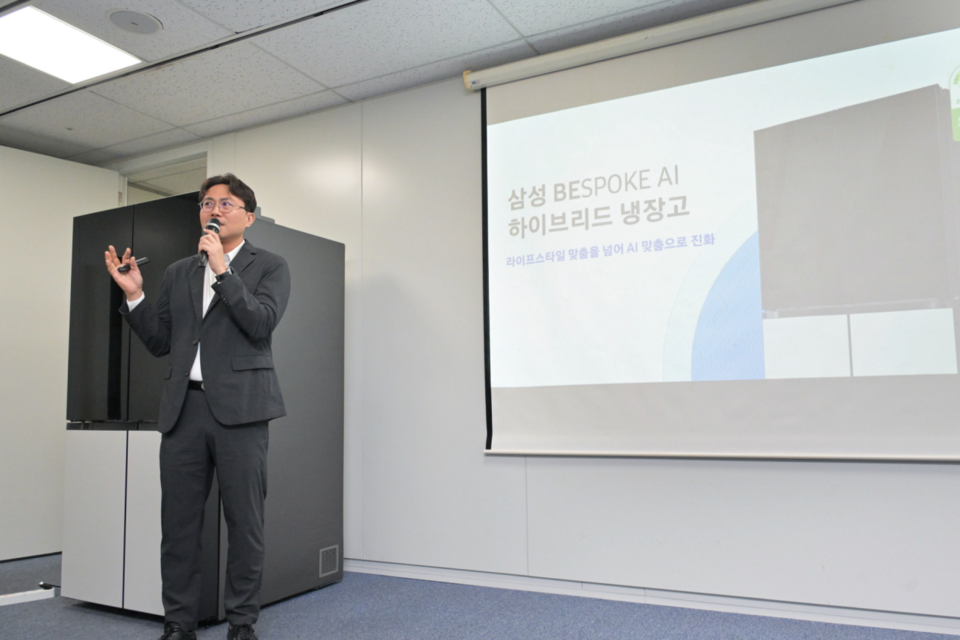 삼성전자 냉장고 미디어 브리핑에서 삼성전자 선행개발팀 위훈 부사장이 ‘비스포크 AI 하이브리드’ 냉장고를 설명하고 있다. (사진=삼성전자)