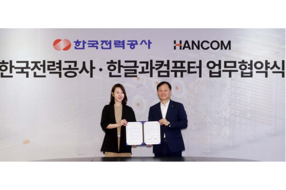 한국전력이 한글과컴퓨터와 '인공지능(AI) 활용·확산을 위한 업무협약'을 체결했다. 김연수 한컴 대표이사(왼쪽)와 이정복 한전 경영관리부사장이 기념 촬영을 하고 있다. (사진=한국전력)