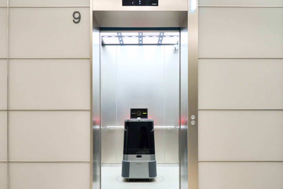 현대차·기아가 개발한 달이 딜리버리가 팩토리얼 성수에서 음료를 배달하는 모습. (사진=현대자동차그룹)