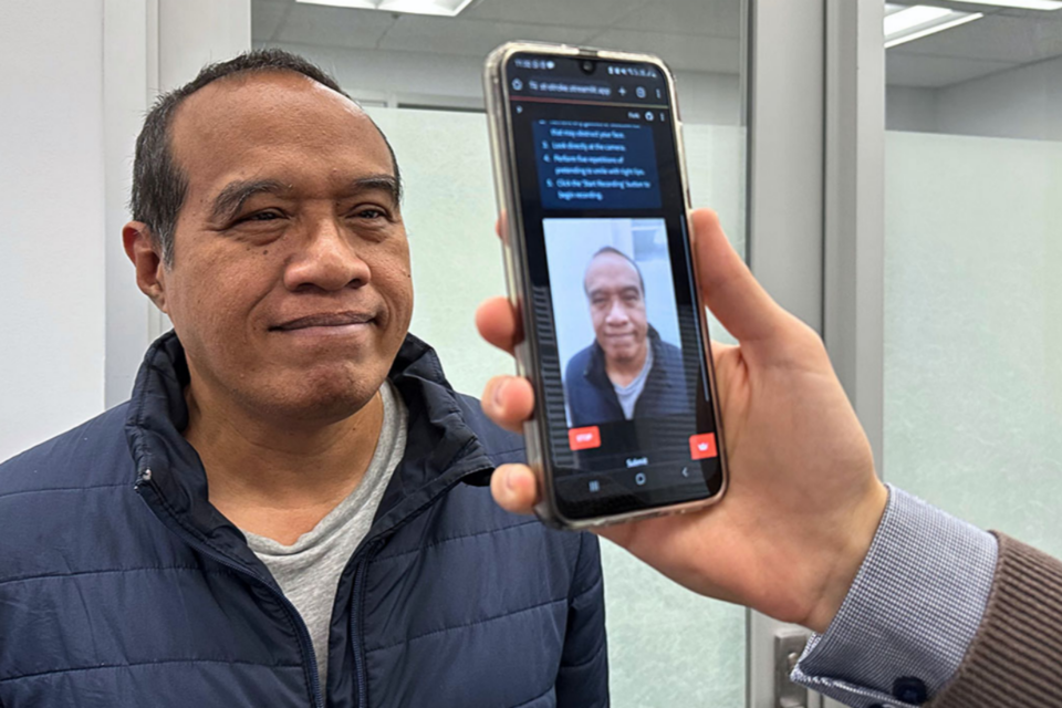 호주 연구진이 뇌졸중 발병 여부를 진단하는 AI 솔루션을 시연하고 있다. (사진=RMIT 대학)