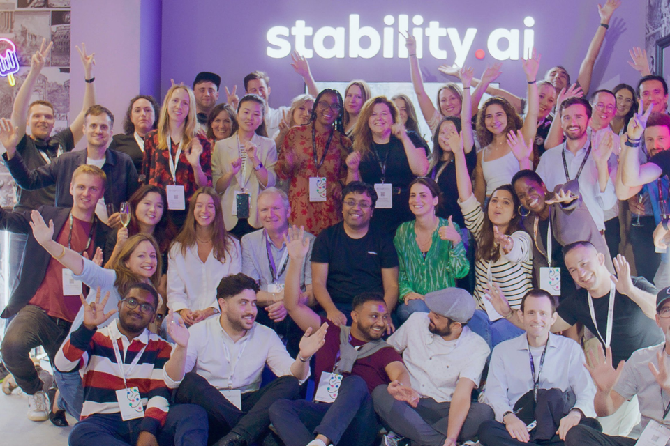 에마드 모스타크 CEO가 사임하기 전 직원들과 촬영한 사진. (사진=스태빌리티 AI X)