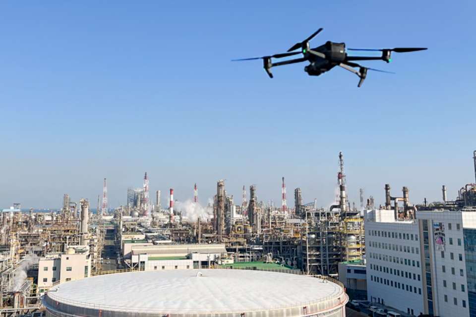 S-OIL은 최근 지능형 공장 구축을 위한 디지털 전환 메가 프로젝트를 완료했다. 온산공장은 드론 등 최신 4차 산업기술을 활용하여 운전 데이터를 실시간 수집, 분석해 안전 조업과 운영 효율성을 강화하고 있다. (사진=에쓰오일)