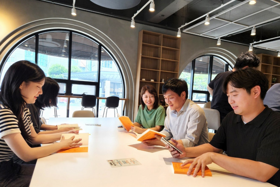 ﻿2024년 상반기 독서토론에 참여하는 테크빌교육 임직원들의 모습. (사진=테크빌교육)