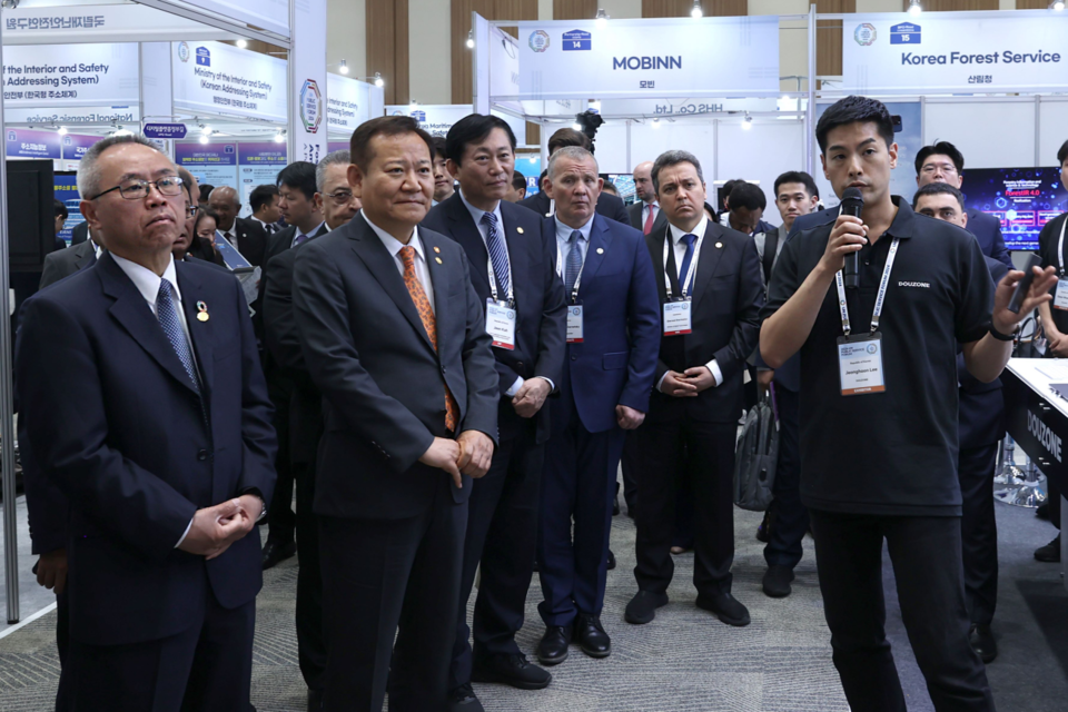 24일 오전 인천 송도컨벤시아에서 열린 2024 유엔공공행정포럼 개회식에서 이상민 행정안전부 장관을 비롯한 각국 행정 수반들이 더존비즈온의 부스를 방문해 AI 기반 공공 업무 혁신 플랫폼에 대한 설명을 듣고 있다. (사진=더존비즈온)