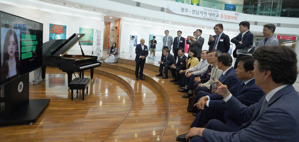 광주‧전남지역대학교 총장협의회에 참석한 총장단이 GIST 안창욱 인공지능연구소장(AI대학원 교수)이 개발한 AI작곡가 ‘이봄(Evom)’의 즉석 작곡을 체험하고 있다. (사진=지스트)