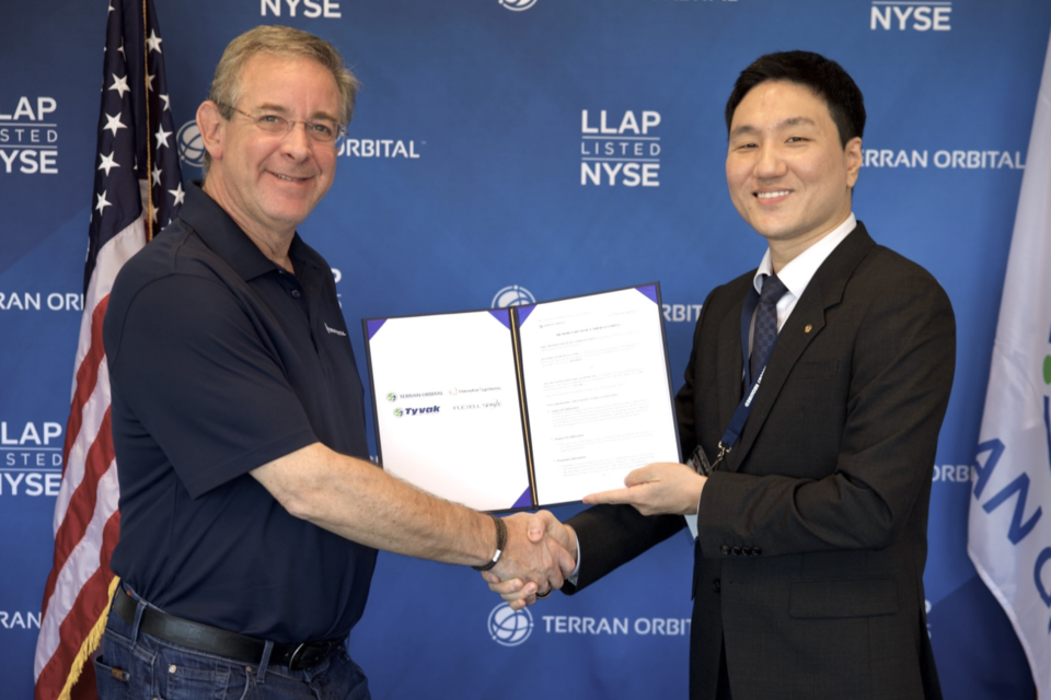 왼쪽부터 마크 벨(Marc Bell) 테란 오비탈 공동창립자 겸 회장과 안태훈 한화시스템 전문연구원이 기념 촬영을 하고 있다. (사진=한화시스템)