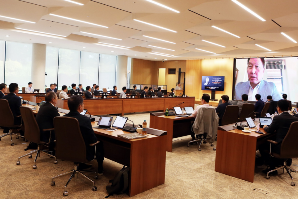 최태원 SK 회장이 28~29일 경기도 이천 SKMS연구소에서 열린 경영전략회의에 화상으로 참석해 오프닝 스피치를 하고 있다. (사진=SK그룹)