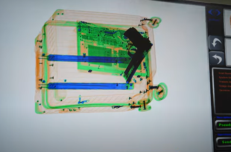 총기를 캐리어에 숨겨 검색대를 통과시킨 결과, 옷가지 등에도 불구하고 총기를 제대로 식별하는 점을 확인했다. (사진=지식인미나니)