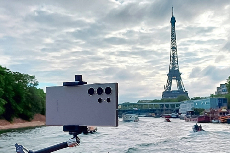 2024년 파리 올림픽 개막식이 열릴 예정인 파리 센강(Seine River)의 보트에 ‘갤럭시 S24 울트라’가 설치된 모습. (사진=삼성전자)