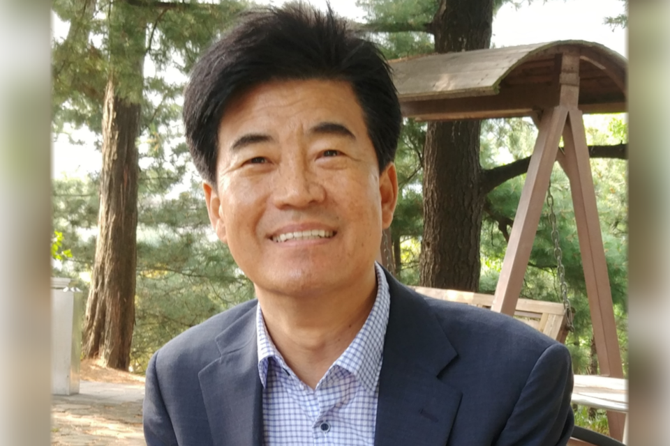 시집을 펴낸 정우식 한국재생에너지산업발전협의회 사무총장. (사진=파란)