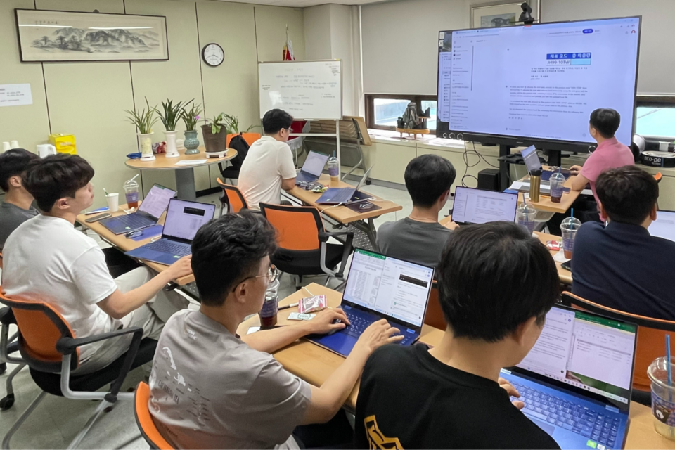 3일 광주 광산구 한국표준협회 광주전남제주지역본부 교육장에서 금호타이어 광주‧곡성 공장 직원들이 ‘AI 특화 맞춤형 교육’인 ‘챗GPT를 활용한 제조 데이터 분석’ 교육을 받고 있다. (사진=인공지능산업융합사업단)
