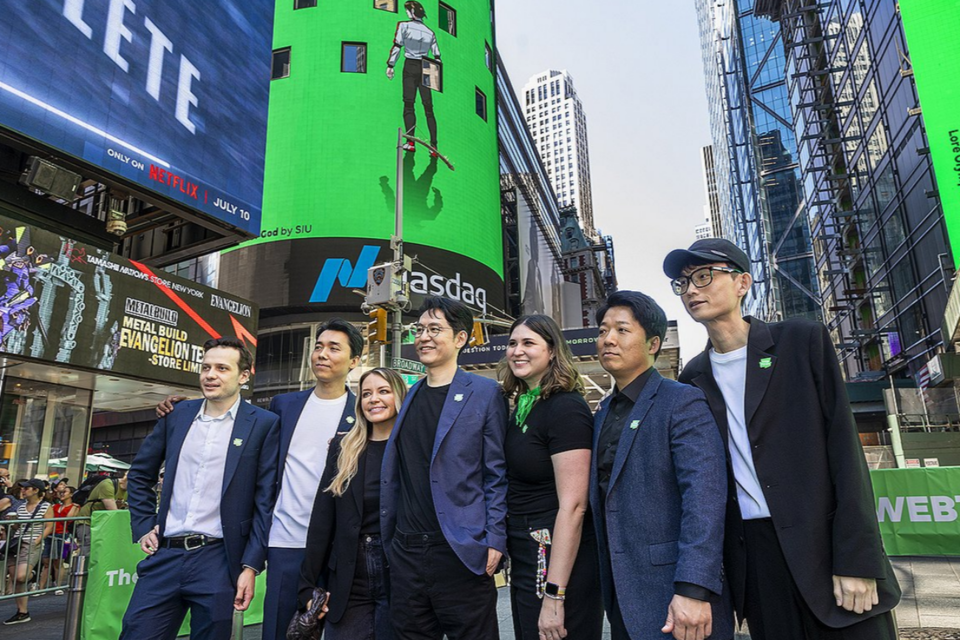 지난달 27일(현지시간) 뉴욕 맨해튼 타임스스퀘어서 네이버 웹툰엔터테인먼트의 나스닥 상장을 기념하기 위해 열린 팬 사인회에서 김준구 웹툰엔터테인먼트 대표, 김규삼, 조석, 손제호 등 네이버 웹툰 작가들이 포즈를 취하고 있다. (사진=네이버웹툰)