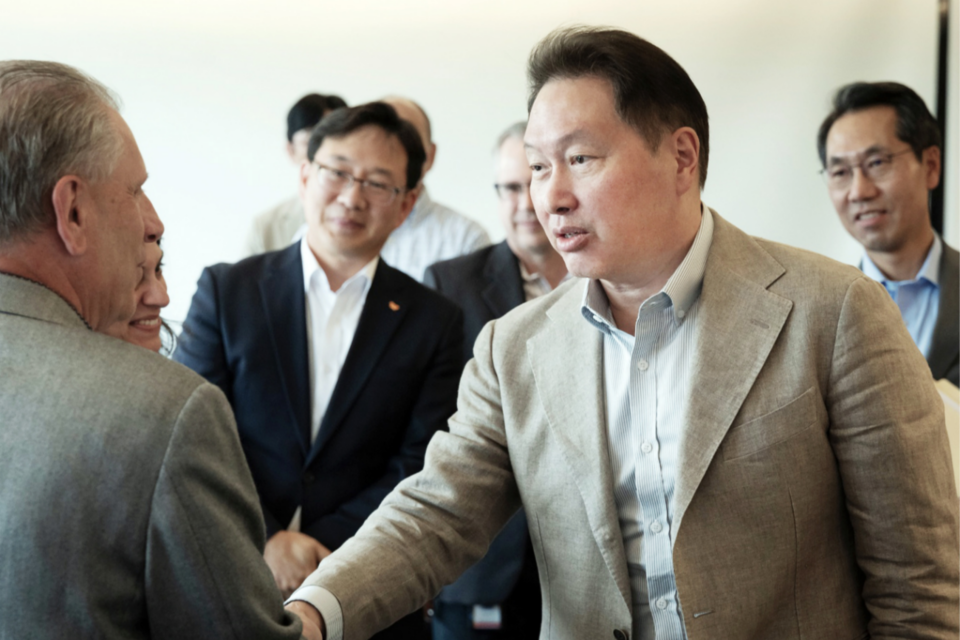 최태원 회장이 지난 2일(현지시간) 뉴저지에 위치한 SK바이오팜의 미국 법인 SK라이프사이언스 본사를 찾아 바이오 사업 현황을 점검하고 있다. (사진=SK그룹)