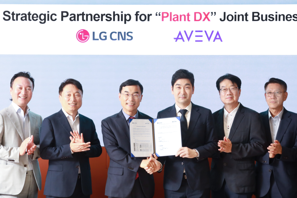 김상건 아비바코리아 대표(왼쪽 네 번째)와 LG CNS 화학/전지사업부장 한민기 전무(왼쪽 세 번째) 등 양사 관계자가 MOU 체결식에서 기념 촬영을 하고 있다. (사진=아비바코리아)