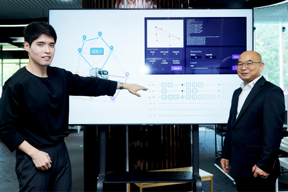 왼쪽부터 AI대학원 전기전자컴퓨터공학부 김준석 박사과정생, AI대학원 안창욱 교수. 차량 경로 최적화 문제 예시와 제안 양자 접근법에 대한 양자회로도 및 시뮬레이터 실행 결과 예시. (사진=지스트)