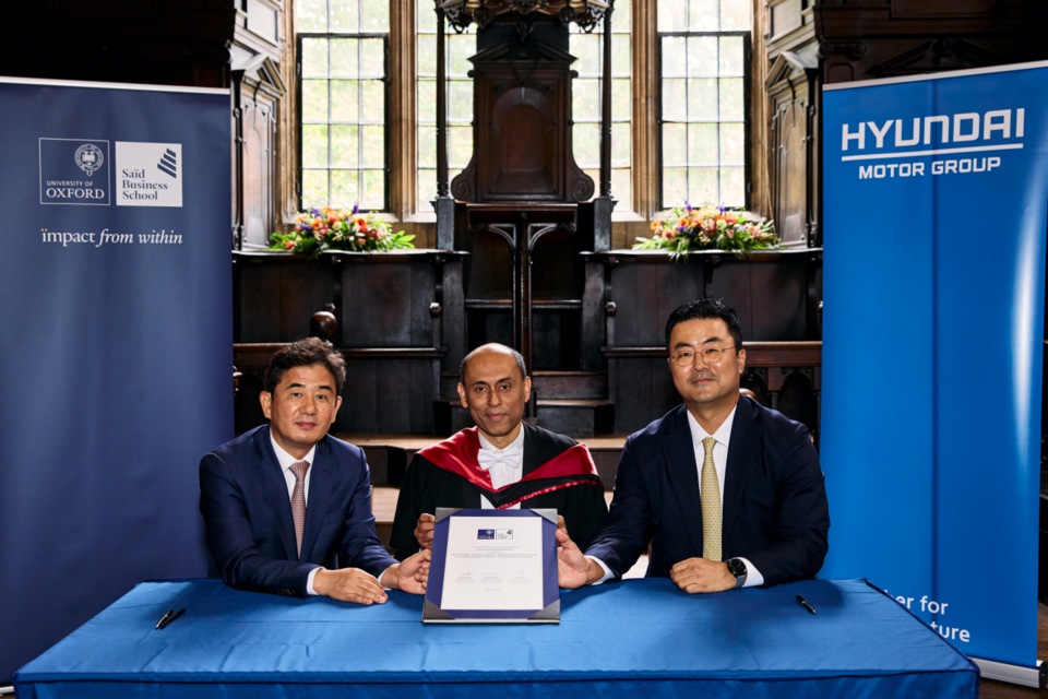 왼쪽부터 HMG경영연구원장 김견 부사장, 옥스포드 대학 경영대 수미트라 두타(Soumitra Dutta) 학장, GSO 본부장 김흥수 부사장이 ‘옥스포드-현대차그룹 미래연구센터’ 개소식에서 기념 촬영을 하고 있다. (사진=현대자동차그룹)