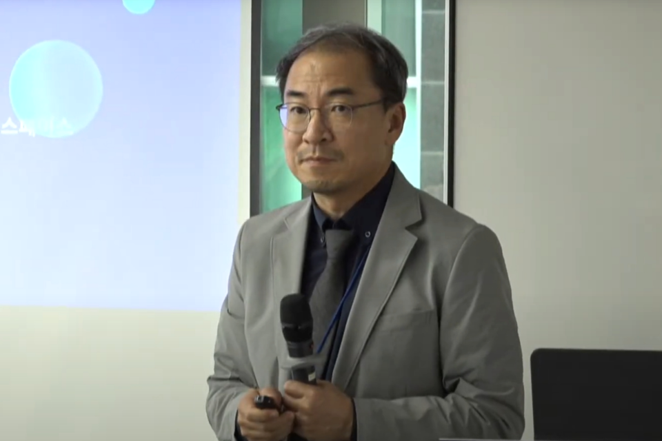 김태수 모비젠 대표이사가 ‘AX브릿지위원회’ 출범 포럼 행사에서 기업용 AI 플랫폼 기술과 비전을 발표하고 있다. (사진=모비젠)