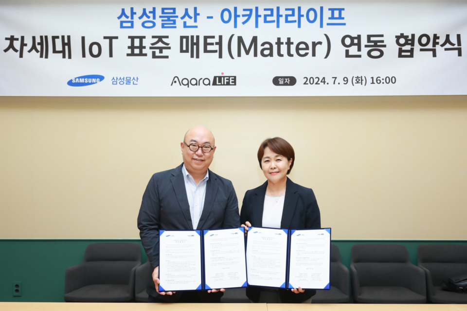 아카라라이프와 삼성물산이 차세대 IoT 표준인 ‘매터(Matter)’ 연동 협약을 체결했다. 왼쪽부터 김명석 삼성물산 주택사업본부 부사장, 송희경 아카라라이프 CEO. (사진=아카라라이프)
