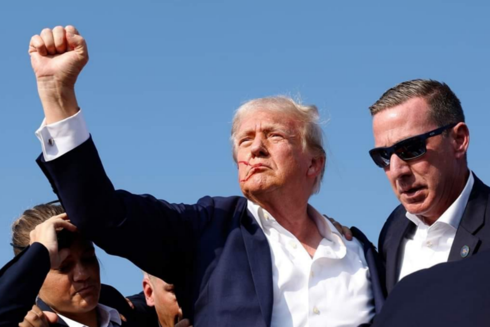 도널드 트럼프 전 미 대통령이 13일(현지시각) 펜실베이니아주 버틀러에서 집회 도중 총격으로 오른쪽 귀에서 피를 흘리면서도 주먹을 불끈 쥐고 지지자들을 바라보고 있다.  (사진=도널드 트럼프 전 대통령 페이스북 갈무리)