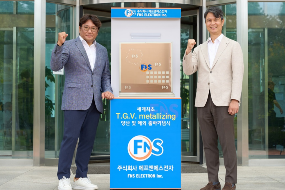 에프앤에스전자가 인천 송도에 위치한 본사에서 유리기판 첫 출하 및 수출 기념식을 진행했다. 왼쪽부터 에프앤에스전자 최병철, 신재호 대표. (사진=에프앤에스전자)