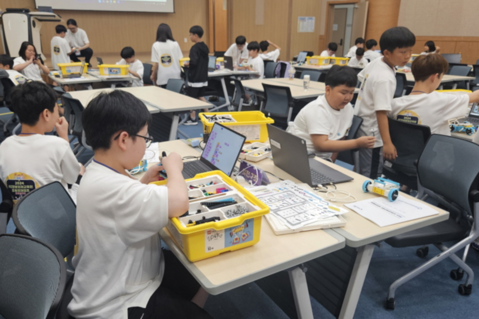 정보영재캠프에서 코딩을 체험하는 참가자들. (사진=국립광주과학관)