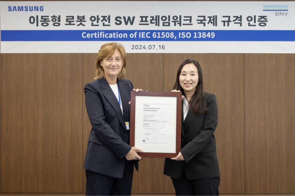 DNV 파트리치아 캄피(Patrizia Campi) 글로벌 제품 보증 본부장(왼쪽)이 인증서 수여식에서 삼성전자 삼성리서치 최고은 로봇 플랫폼 팀장(오른쪽)에게 ‘IEC 61508·ISO 13849’ 인증서를 수여하고 있다. (사진=삼성전자)