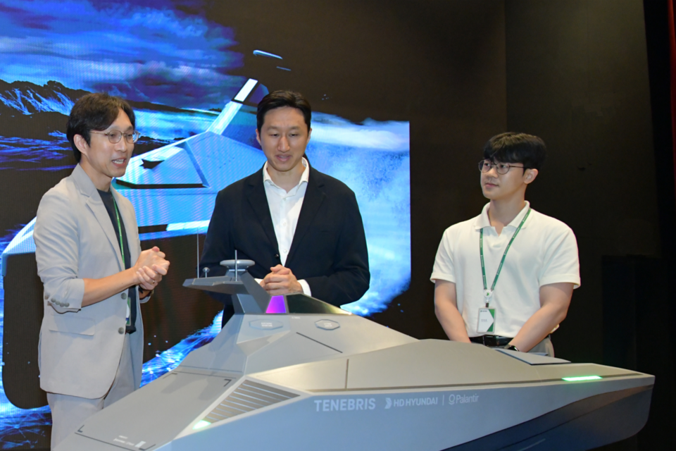 정기선 HD현대 부회장이 미래기술원 연구원들로부터 팔란티어와 공동개발 중인 무인수상정(USV) ‘테네브리스’에 대한 설명을 듣고 있다. (사진=HD현대)