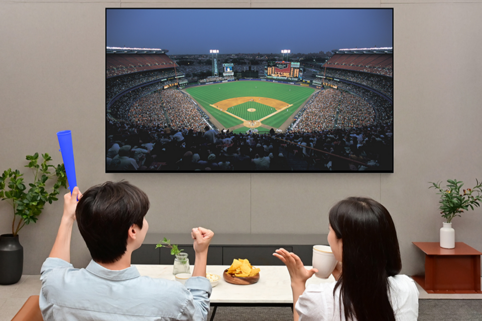 삼성전자 모델들이 ‘Neo QLED 8K’로 스포츠 경기를 시청하고 있다. (사진=삼성전자)