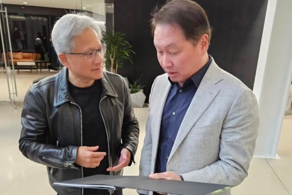 최태원 SK그룹 회장이 지난 4월 미국 실리콘밸리를 찾아 미국 반도체 기업 엔비디아의 젠슨 황 최고경영자(CEO)와 대화를 나누는 모습. (사진=최태원 회장 인스타그램)