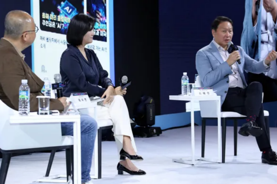 최태원 대한상공회의소 회장(사진 오른쪽)이 19일 제주 신라호텔에서 열린 제47회 대한상공회의소 제주포럼에서 토크쇼를 펼치고 있다. (사진=대한상공회의소)