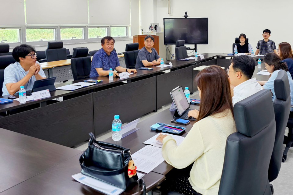 GIST 고령친화산업지원센터에서 ‘장애인노인 일상생활 어려움 스토리 공모전’의 당선자를 대상으로 컨설팅을 실시하고 있다. 왼쪽에서 세 번째 GIST 오창명 고령친화산업지원센터장. (사진=광주과학기술원)