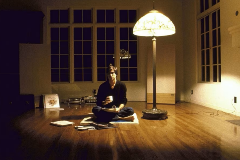 1982년 다이애나 워커가 촬영한 티파니 램프 아래 앉아 있는 스티브의 집. (사진=스티브 잡스 아카이브)