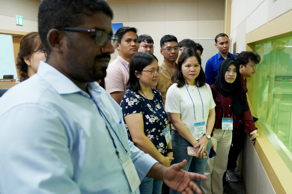 ‘레이저‧광기술 여름학교(SSOLLA) 2024’ 참가자들이 고등광기술연구소의 핵심 연구시설인 극초단 광양자빔 특수연구동을 견학하고 있다. (사진=광주과학기술원)