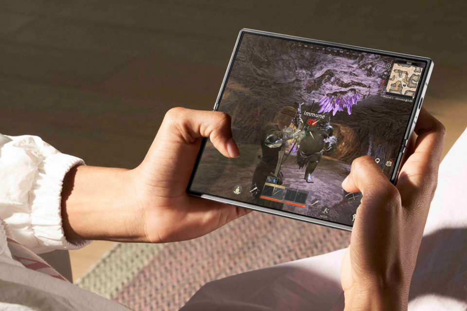 갤럭시 Z 폴드6를 통해 ‘다크앤다커 모바일’을 플레이하는 모습. (사진=삼성전자)