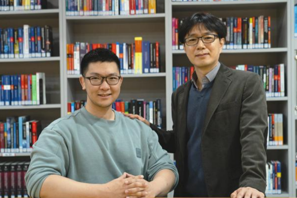 오른쪽부터 물리‧광과학과 이종석 교수, 최인혁 박사과정생. (사진=지스트)