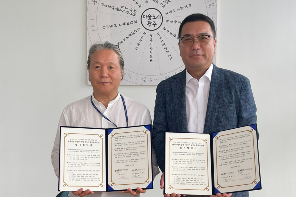 지난 23일 광주시립미술관 세미나실에서 곽재도 AI사업단장 직무대행(오른쪽 사진)과 김준기 광주시립미술관장이 ‘예술 분야 연계 인공지능 산업 육성 및 기술 확산을 위한 업무협약’을 체결하고 있다. (사진=AI사업단)