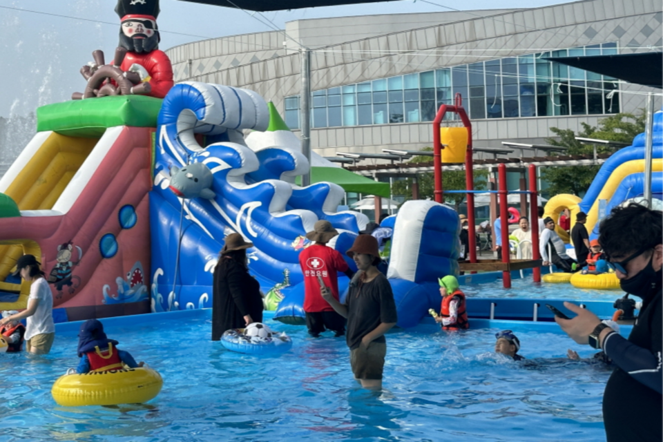 이용객들이 물과학체험장을 즐기고 있다. (사진=국립광주과학관)