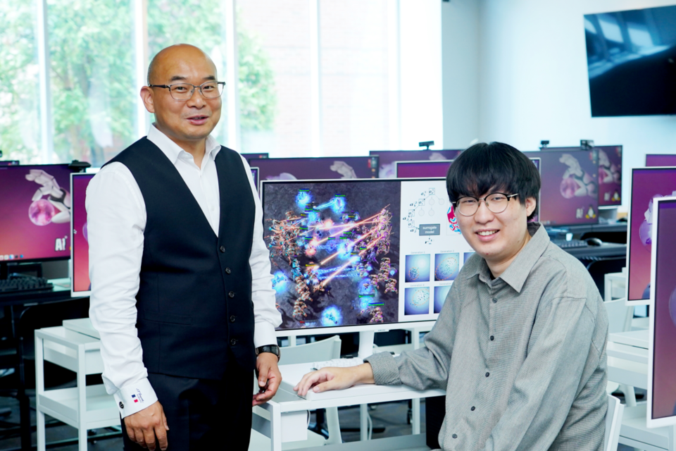 왼쪽부터 AI대학원 안창욱 교수, 이동현 박사과정생. 대체 모델을 사용하여 실시간으로 게임 상황을 예측하고 결정을 내려 전투를 수행하고 있다. (사진=지스트)