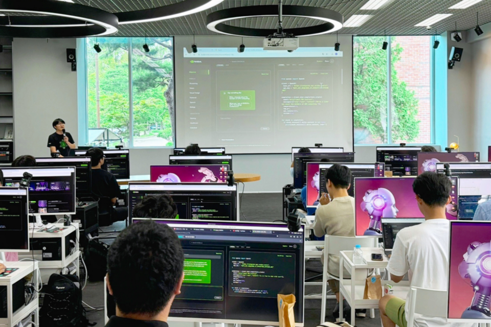 GIST 슈퍼컴퓨팅센터가 국내 최초로 제공한 GPU 32장 이상 멀티 노드 클러스터링 서비스를 효율적으로 활용할 수 있도록 초청한 NVIDIA Multi GPU 전문가가 실습 교육을 진행하고 있다. (사진=지스트)