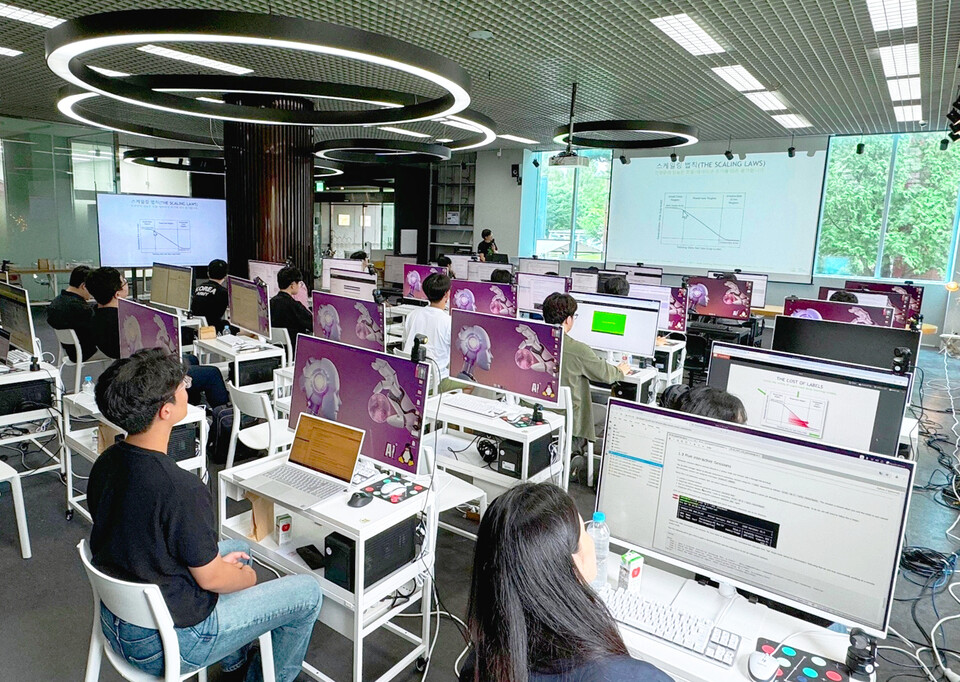 NVIDIA와 함께하는 GIST 슈퍼컴퓨팅센터 DLI Day에서 멀티 노드 GPU를 활용한 딥러닝 모델을 실습하기 위해 방법론을 학습하고 있다. (사진=지스트)