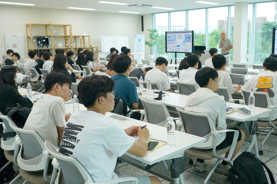 행사 첫날 김종원 AI대학원장이 참가 학생들에게 GIST AI대학원과  AI+X 체험 캠프 프로그램에 대해 소개하고 있다. (사진=지스트)