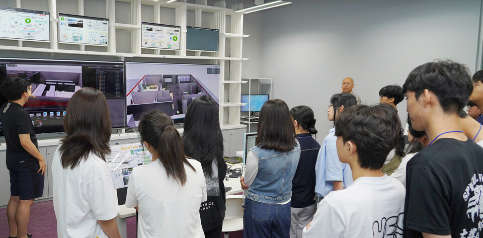 GIST 연구원들이 강사로 참여하여 참가 학생들과 함께 SmartX 체험을 하고 있다. (사진=지스트)