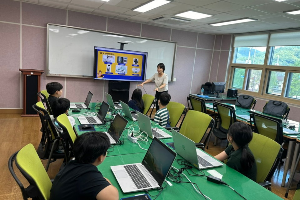 2024년 나주시 도서관 찾아가는 SW·AI 코딩 교실 운영 현장 사진. (사진=전남정보문화산업진흥원)