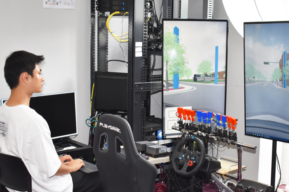 GIST와 ㈜테너지소프트 연구팀이 하이브리드 V2X Car Edge 클라우드 및 드라이빙 시뮬레이터를 이용한 응급환자 이송 공개 시연과 동시에 시연 데이터와 자율주행 차량 측위 시연 데이터의 통합 관제 공개 시연을 진행하고 있다. (사진=지스트)