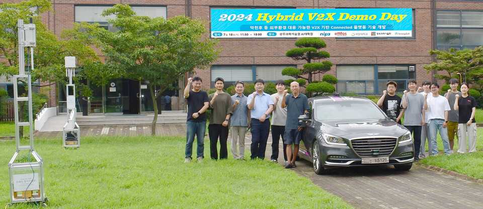 GIST(주관기관) 및 참여기관(국민대학교, ㈜에티포스, ㈜테너지소프트) 연구팀이 자율주행 차량 위치 측위 및 신호등 자동변경 공개 시연을 마치고 기념촬영을 하고 있다. (사진=지스트)