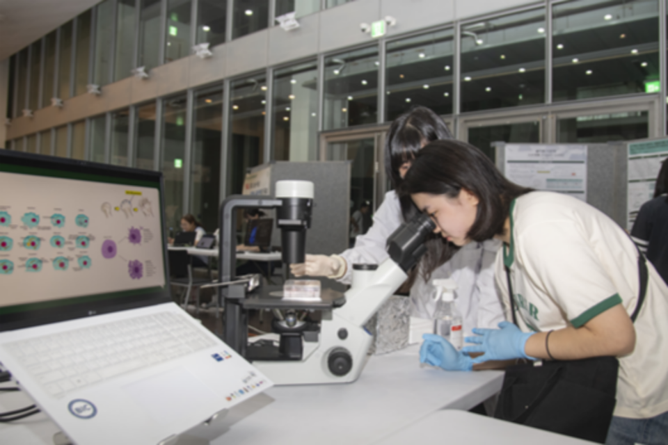 과학페스티벌에 참여한 학생이 과학 실험을 체험하고 있다. (사진=이화여자대학교)