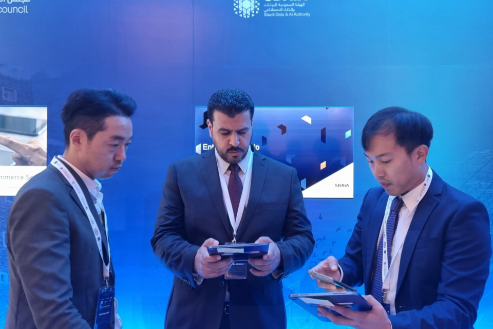 지난 30일 열린 ‘한-사우디 비즈니스 포럼’에서 플리토 데이터솔루션팀이 사우디 데이터인공지능청(SDAIA) 담당자에게 데이터 및 AI 통번역 솔루션에 대해 소개하고 있다. (사진=플리토)