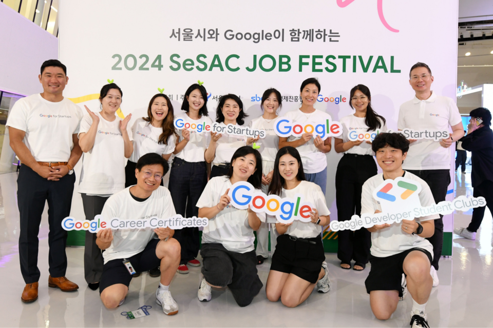 ﻿행사 준비 관계자들과 김경훈 구글코리아 사장, 마이크 김 구글 스타트업 캠퍼스 아태지역 총괄. (사진=구글코리아)