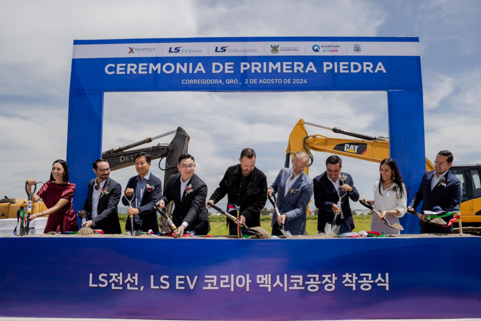 2일(현지시간) 멕시코 케레타로(Queretaro)주(州) 코레이도라(Corregidora)시(市) 산업단지에서 버스덕트 공장 착공식에서 참석자들이 기념 촬영을 하고 있다(왼쪽 세 번째부터) 김기남 LS EVM 관리담당, 구본규 LS전선 대표, 마우리시오 쿠리(Mauricio Kuri) 케레타로주 주지사, 마르코 델 프레테(Marco Del Prete) 개발부 장관, 아돌포 콜린(Adolfo Colin) 코레이도라시 시장. (사진=LS전선)